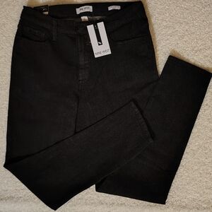 Nine West Cigarette High Rise Skinny Black Rinse. Size 10